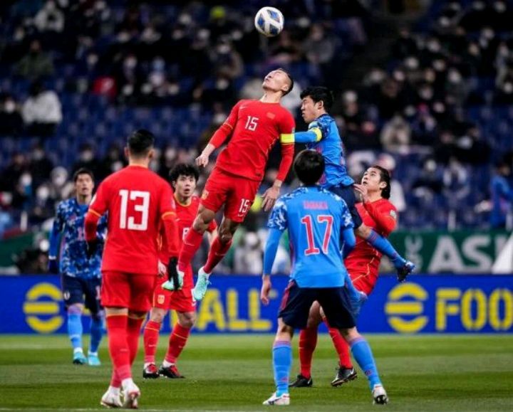 对手的就地反抢，限制了国足的进攻，攻防转换更加有章法