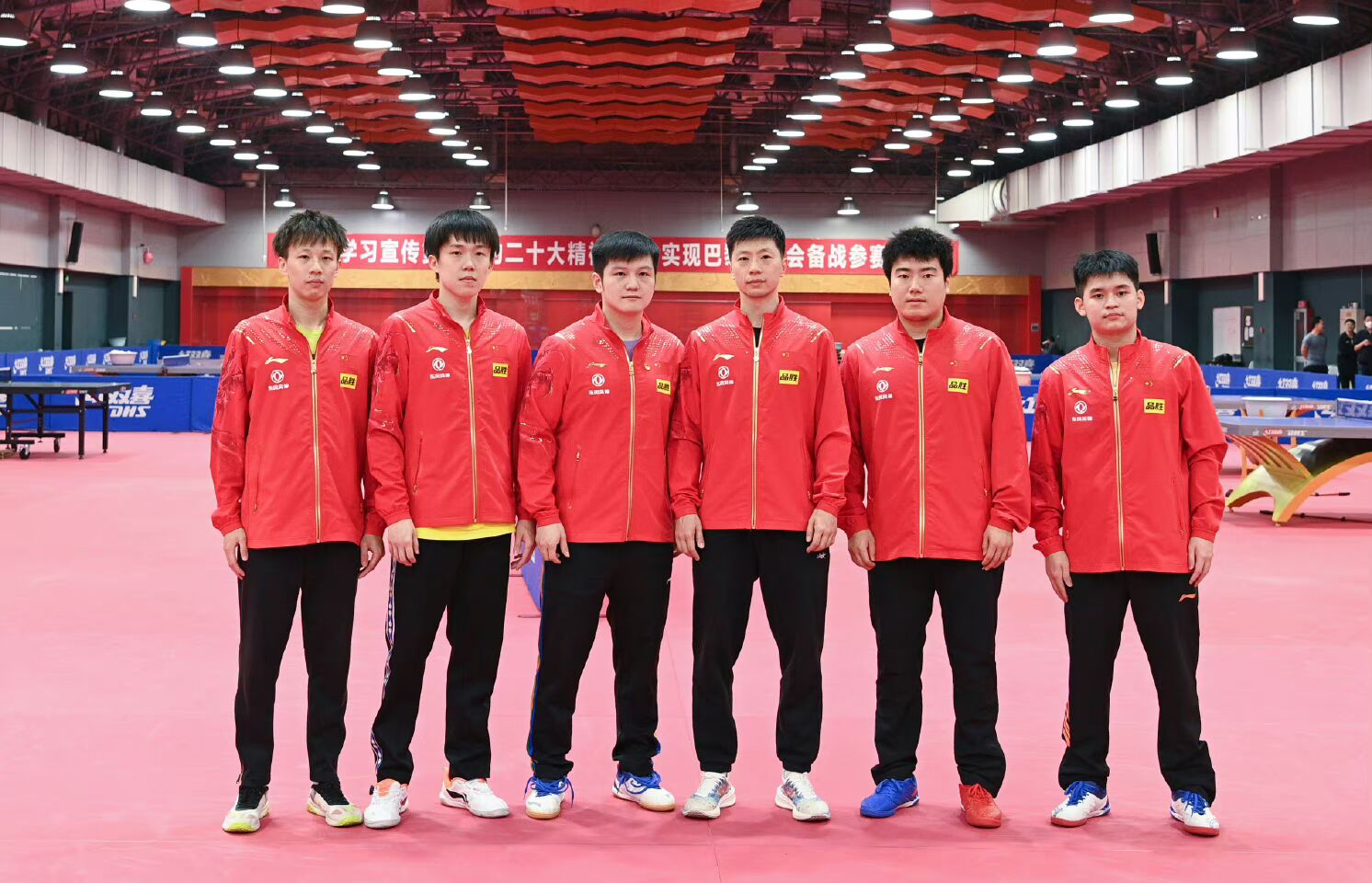 国乒孙颖莎打球王楚钦观看,国乒出征世乒赛孙颖莎图片