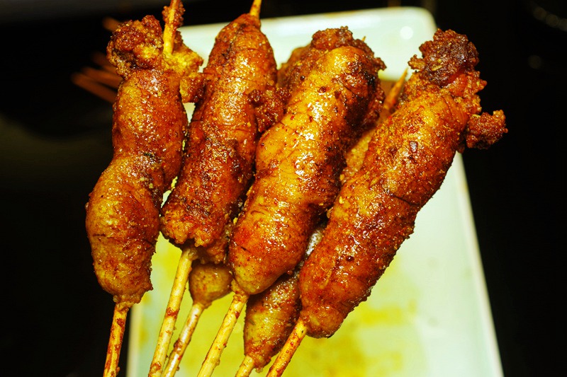 烤鱼籽烤鱼泡初体验不淡定，厦门火车站初九烧烤，撸串喝酒好实在