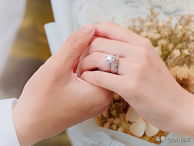 戒指太紧了有什么办法变大,戒指太紧了手有点肿该怎么拿出来