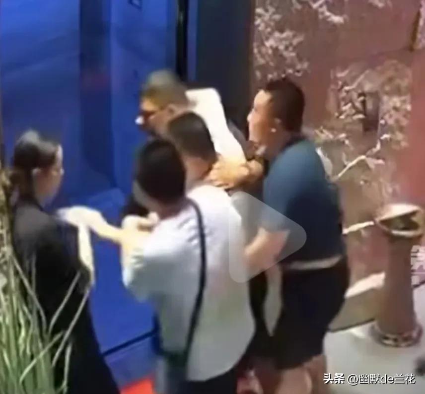 你不要碰我！女子上班的时候被醉酒男子袭胸，吓得浑身发抖