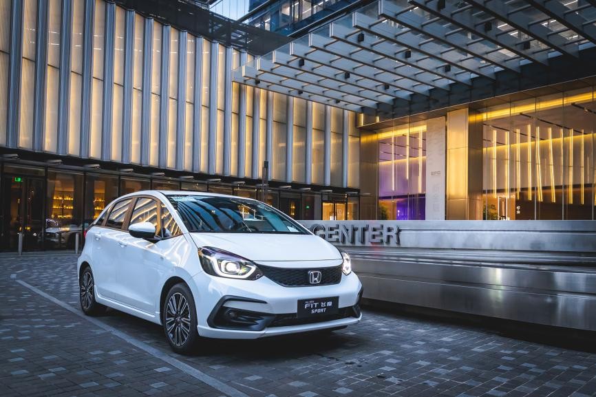 喜欢玩车的朋友你们在哪里,你身边有没有一群玩车的朋友