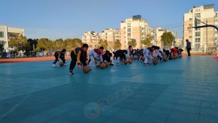 小学落实双减政策简讯,坚持多措并举综合施策