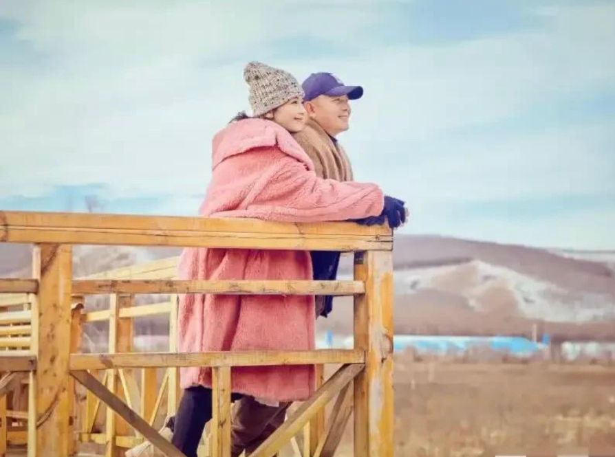 41岁刘涛穿亮片礼服惊艳全场,刘涛以一袭粉色连衣长裙亮相