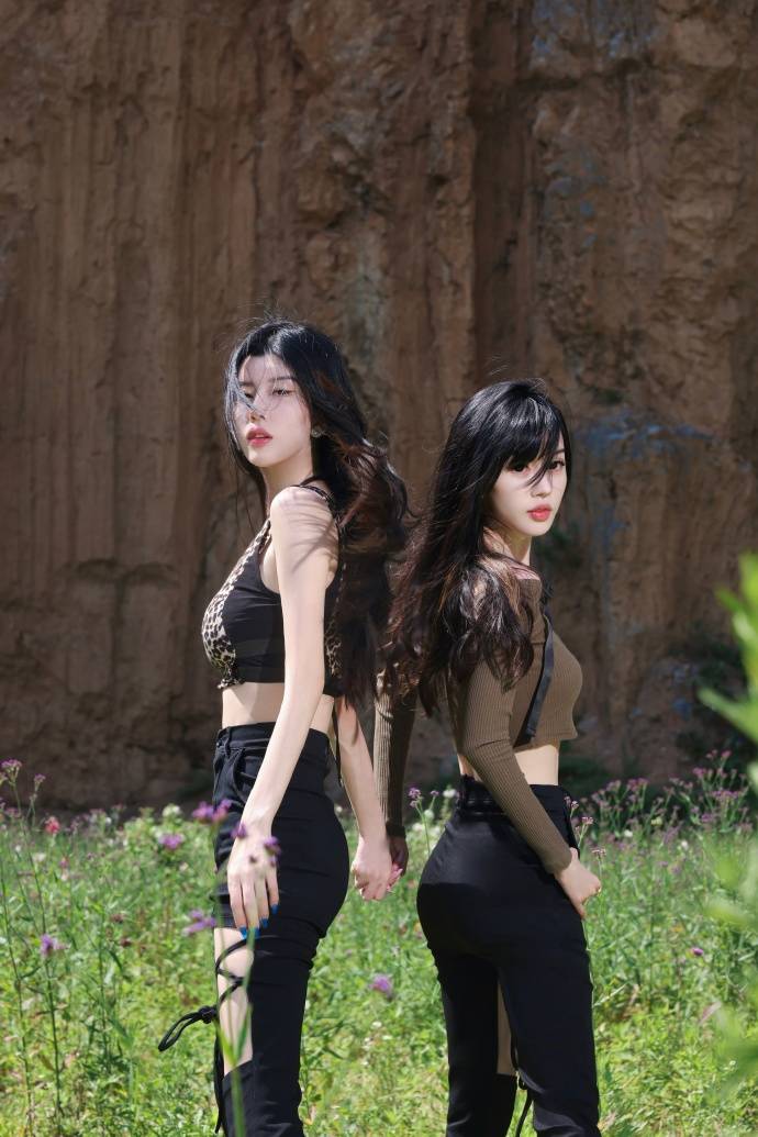 BY2组合分享立秋写真双生姐妹身材玲珑酷飒十足