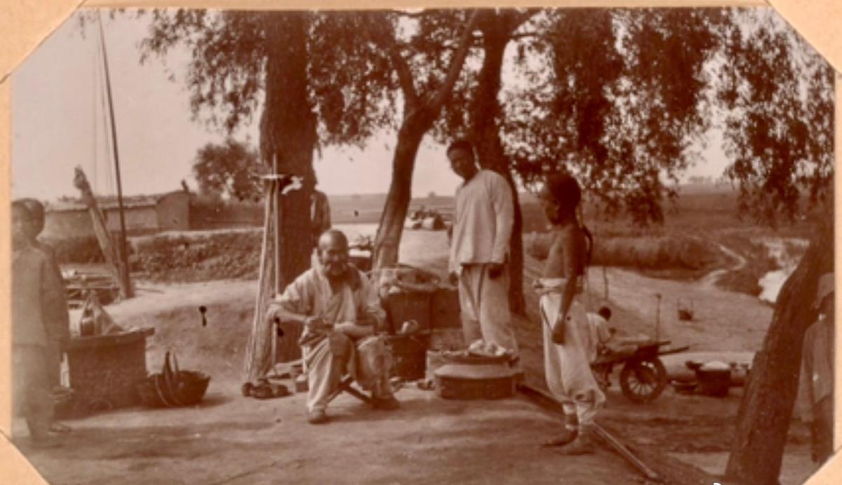 侵华日军残酷*行暴**，女子为活命脱下衣服让日本人拍摄，*辱侮**至死