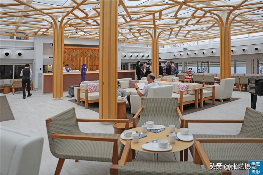 悬挂五星红旗豪华邮轮招商伊敦号，穿过百年历史尘烟再次启航