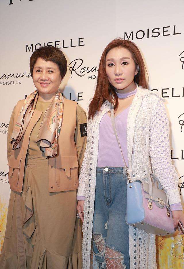 2013年何超盈,何超盈街头照