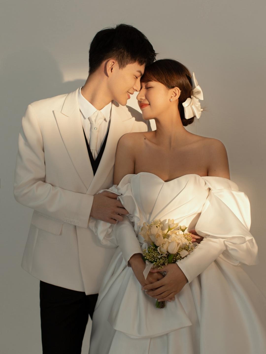 韩式极简光影婚纱照风格特色,一组极简韩式婚纱照