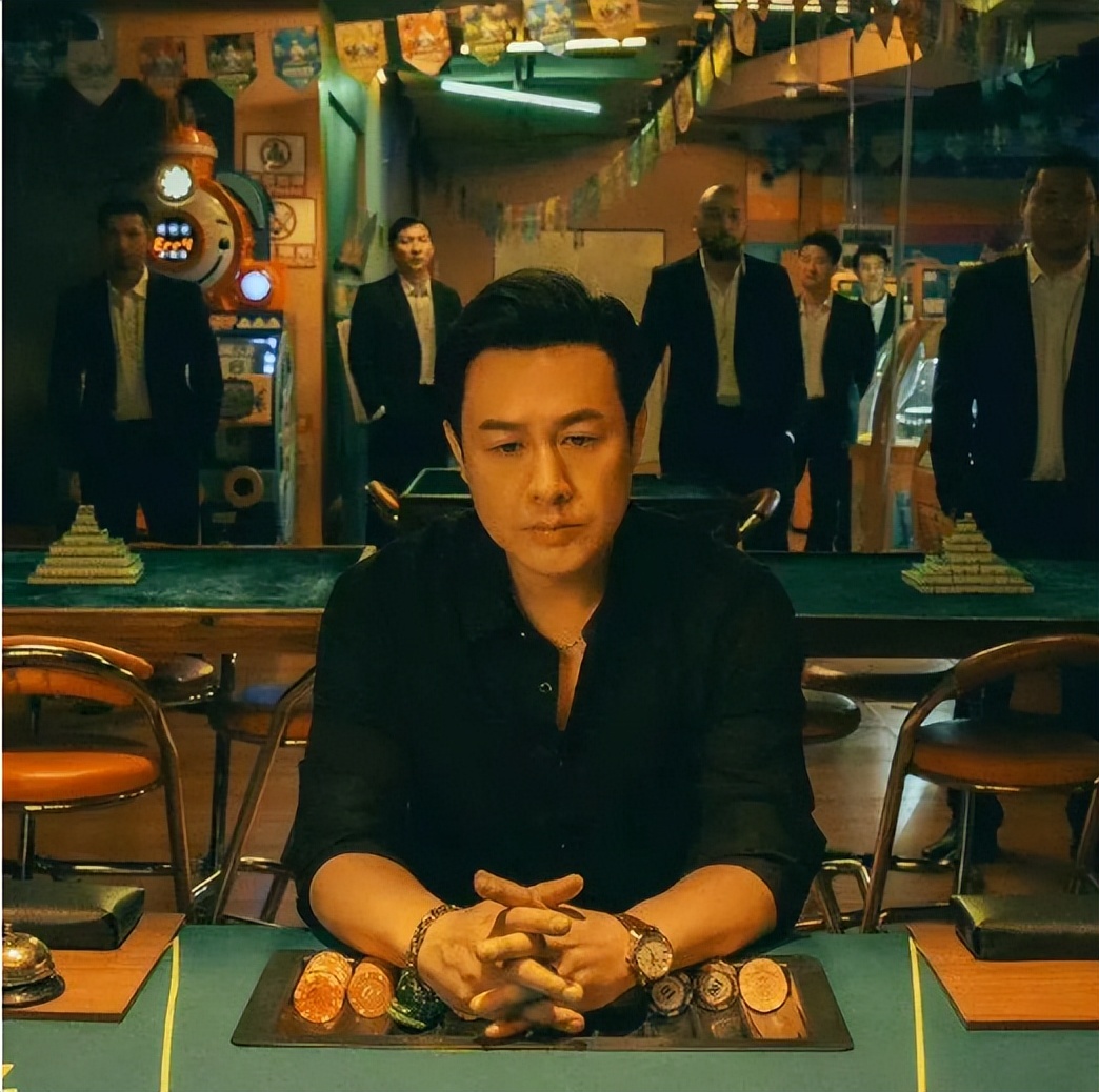 《狂飙》孟钰包包15万，安欣一件风衣2万块，果然影视剧中无穷人