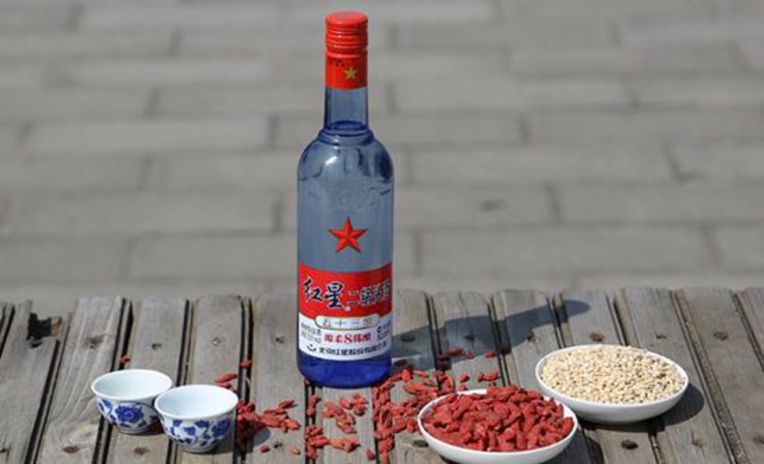 红星二锅头，黄盖玻汾和绿脖西凤，哪个好喝？听听老酒友怎么说