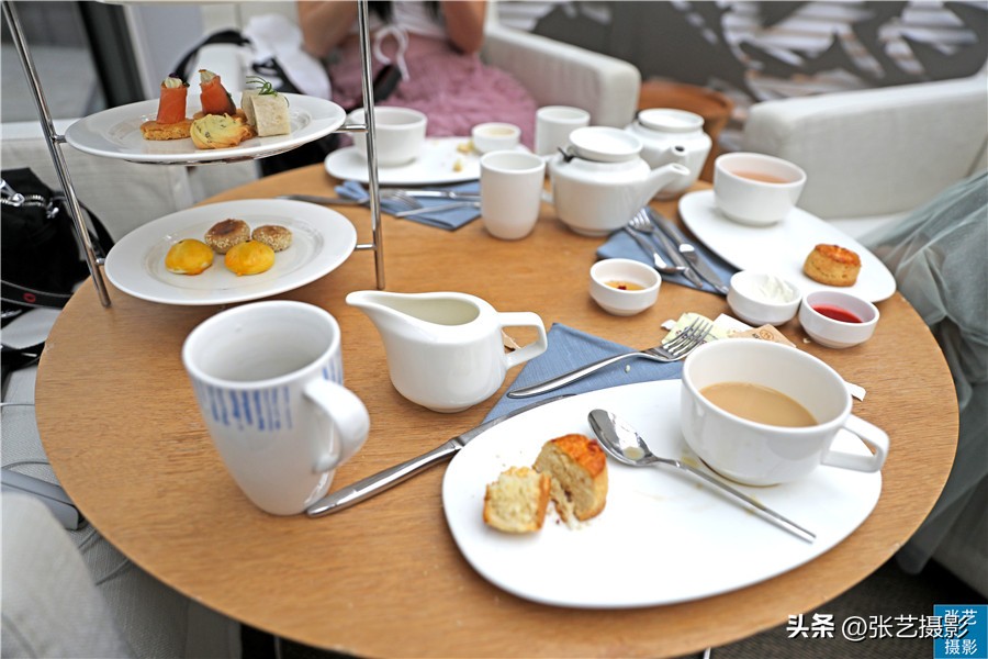 悬挂五星红旗豪华邮轮招商伊敦号，穿过百年历史尘烟再次启航