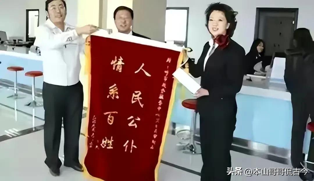 某法制网力挺李少莉局长，给网民扣上网暴的帽子，究竟是什么用意