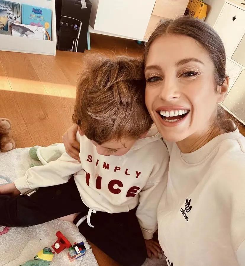 德国足坛男神狐媚与妻子分居！21岁“新欢”半裸现身很有料…