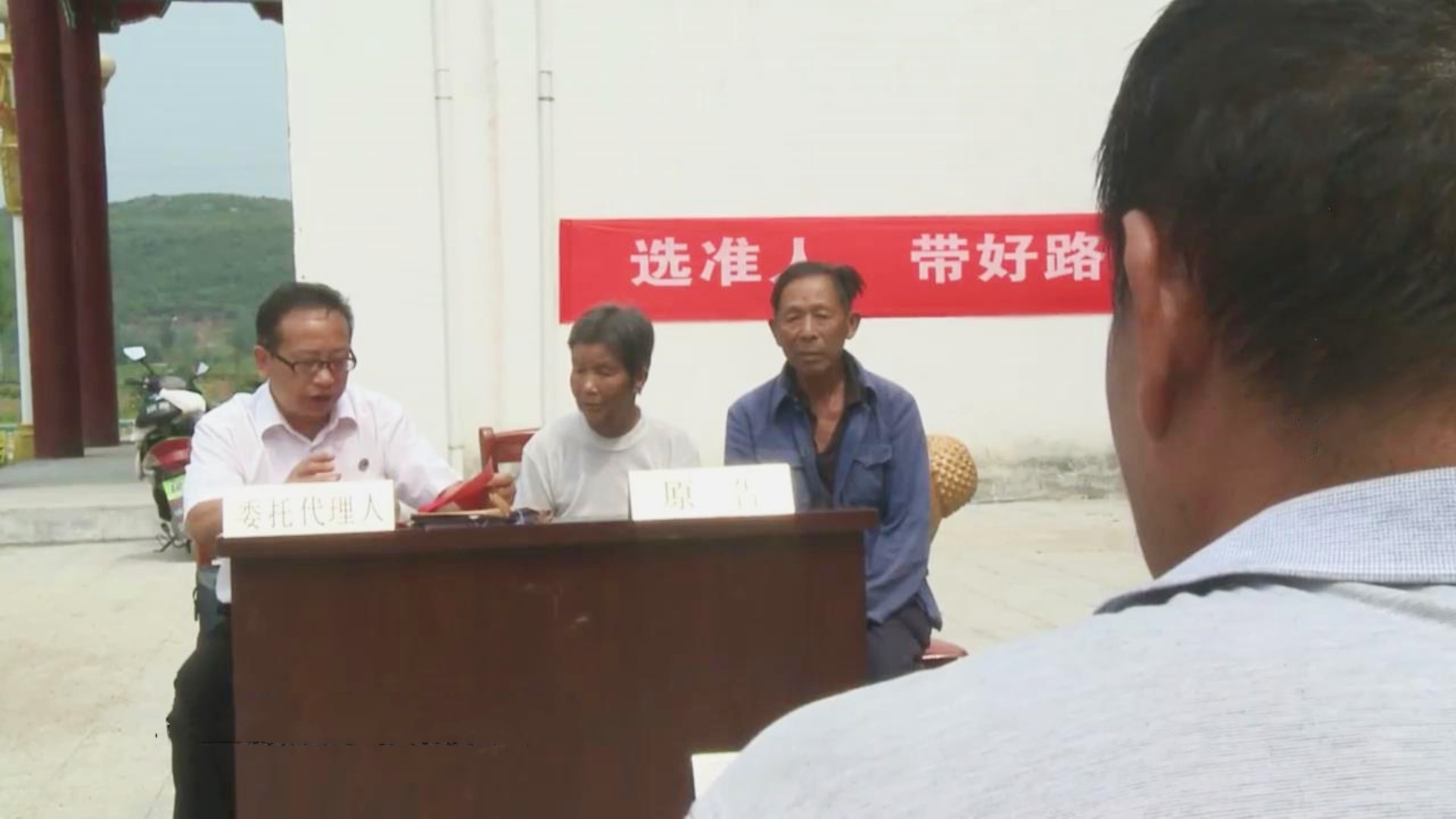 76岁老汉有4个女儿，却要签下认识1个月的男人，给自己当儿子养老