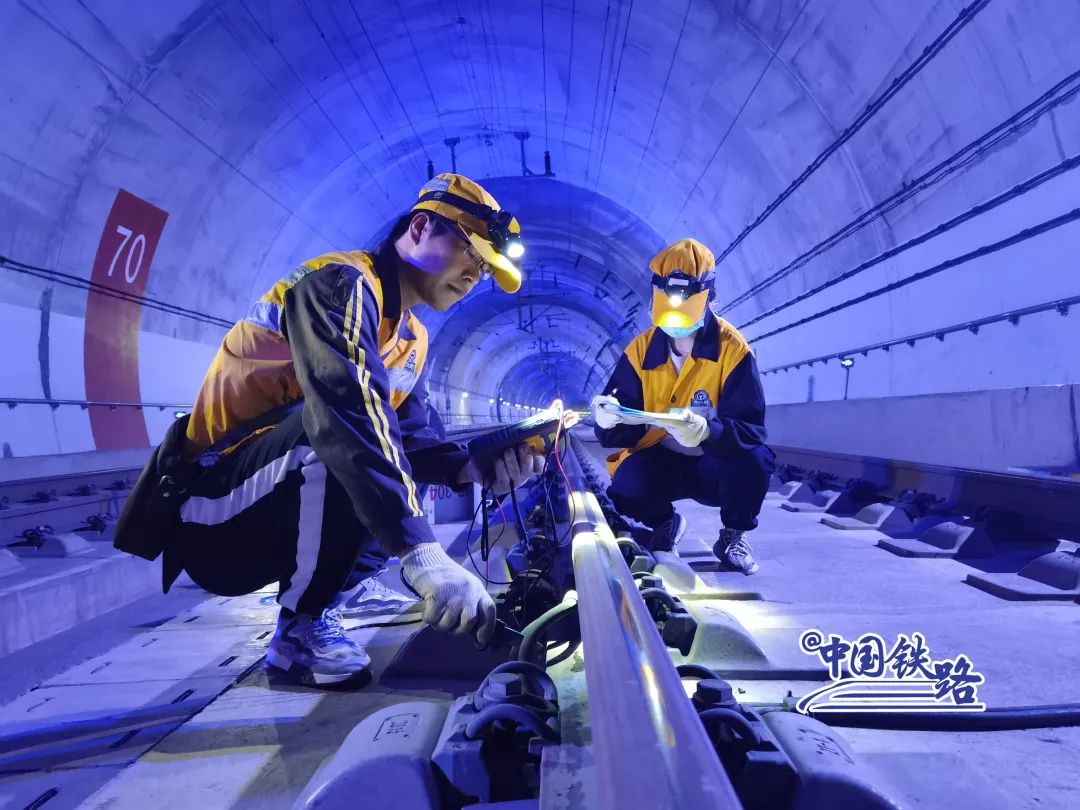 中国高铁第一掉头,中国高铁在铁轨上怎样运行