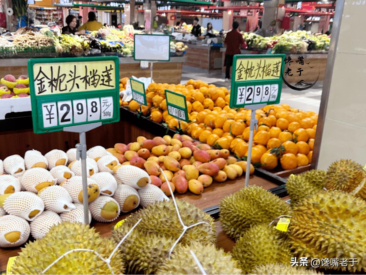 买榴莲是买轻点的还是重点的,买榴莲时老板直呼内行