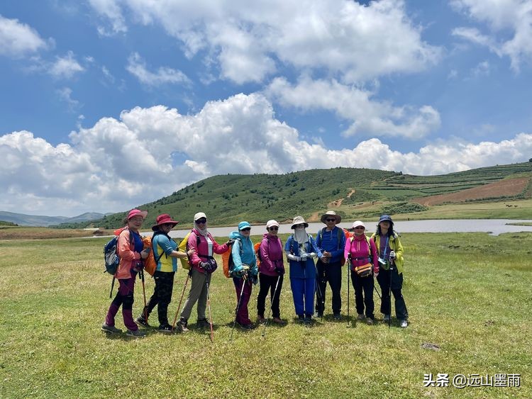 蓝天白云绿草间,蓝天白云草原绿草茵茵风景秀丽