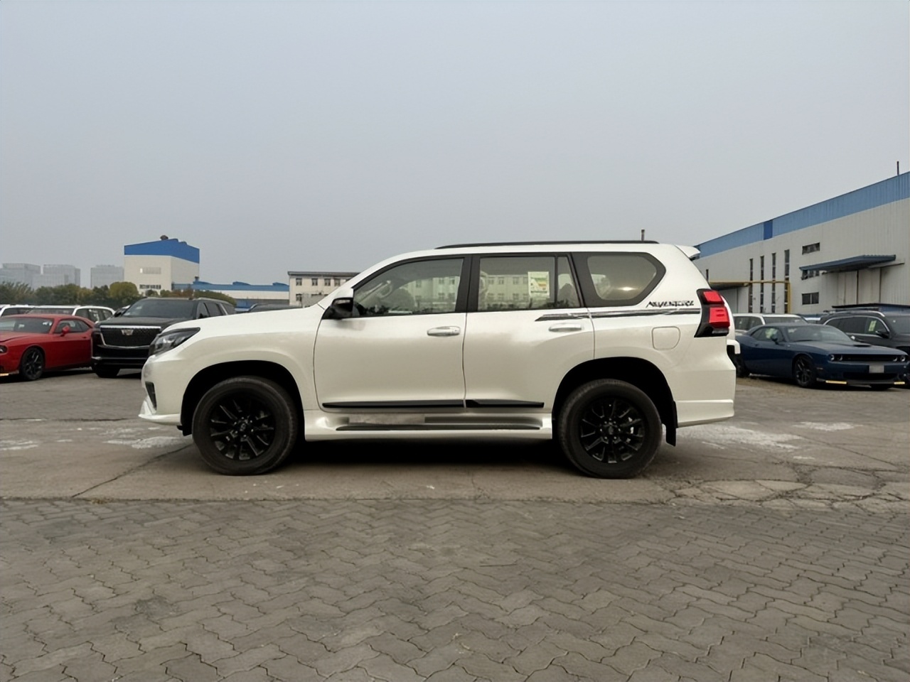 国六中东版霸道4000顶配，带熏黑套件，这样的外观真的很少见