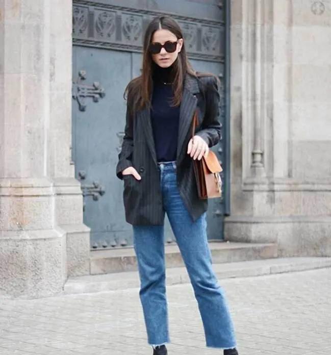 特别款的牛仔裤如何搭配上衣,牛仔裤的最全搭配方法高级又时髦