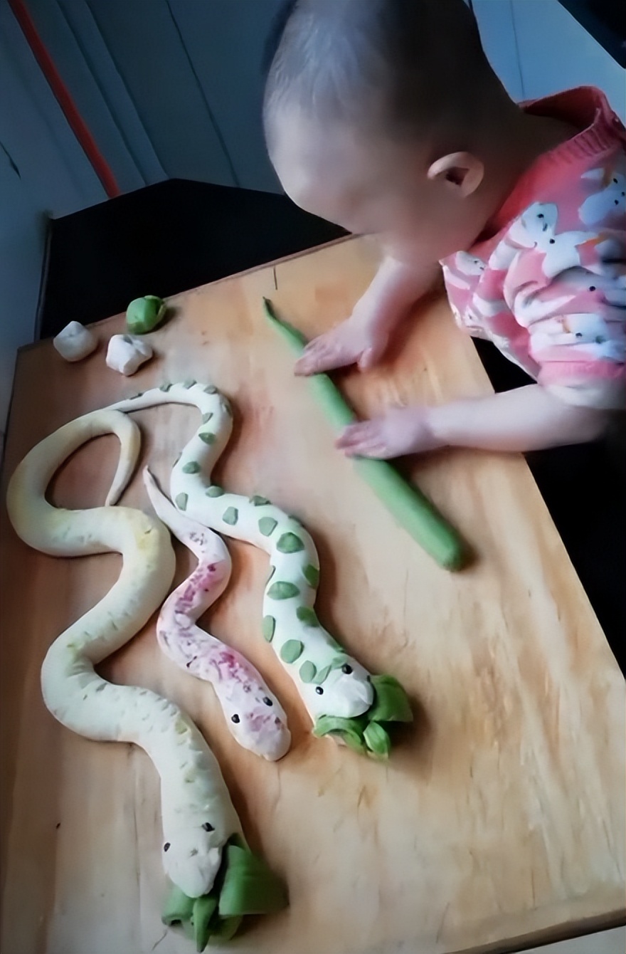 有趣3岁小男孩痴迷做花式面点,花式包子儿童