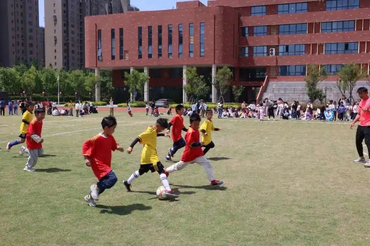 足球点燃激情，绿茵放飞梦想——云龙小学第一届“校长杯”足球赛