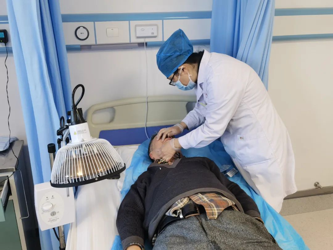 一附属哪个医生针灸治面瘫比较好,中医院针灸科治面瘫谁好