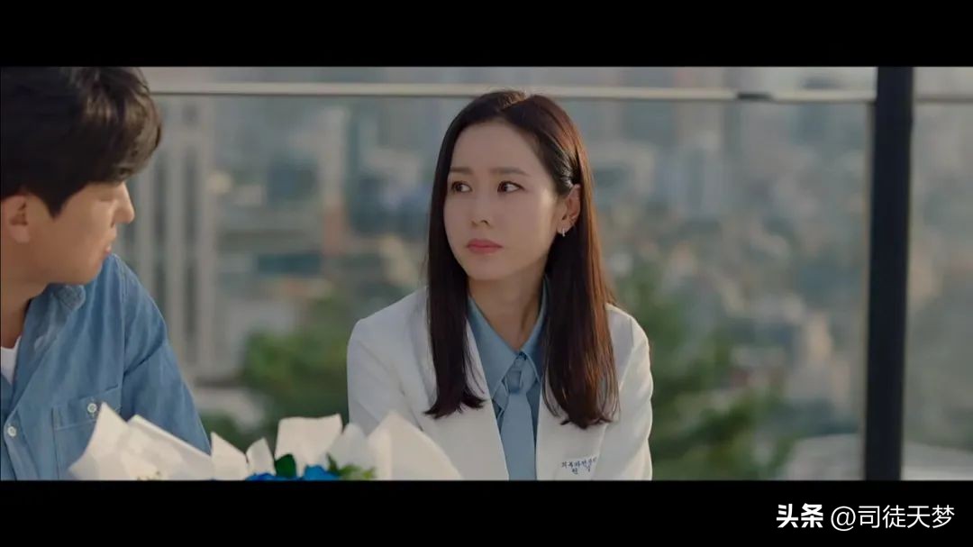 41岁女神“嫁给初恋”，比老公颜值更高的是她的衣品照着穿美绝了