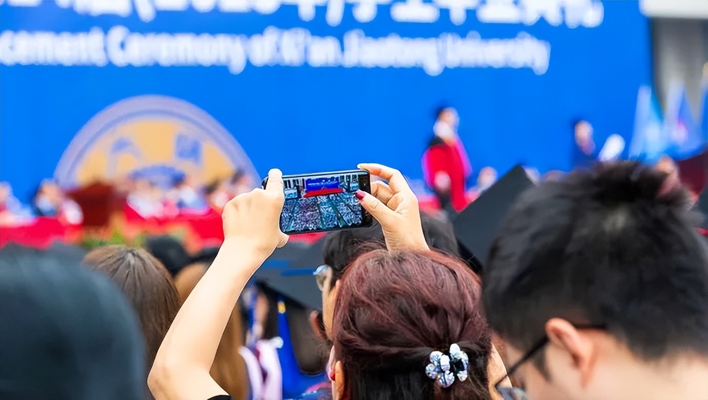 饱含深情的演讲,饱含深情的发言赢得了阵阵掌声