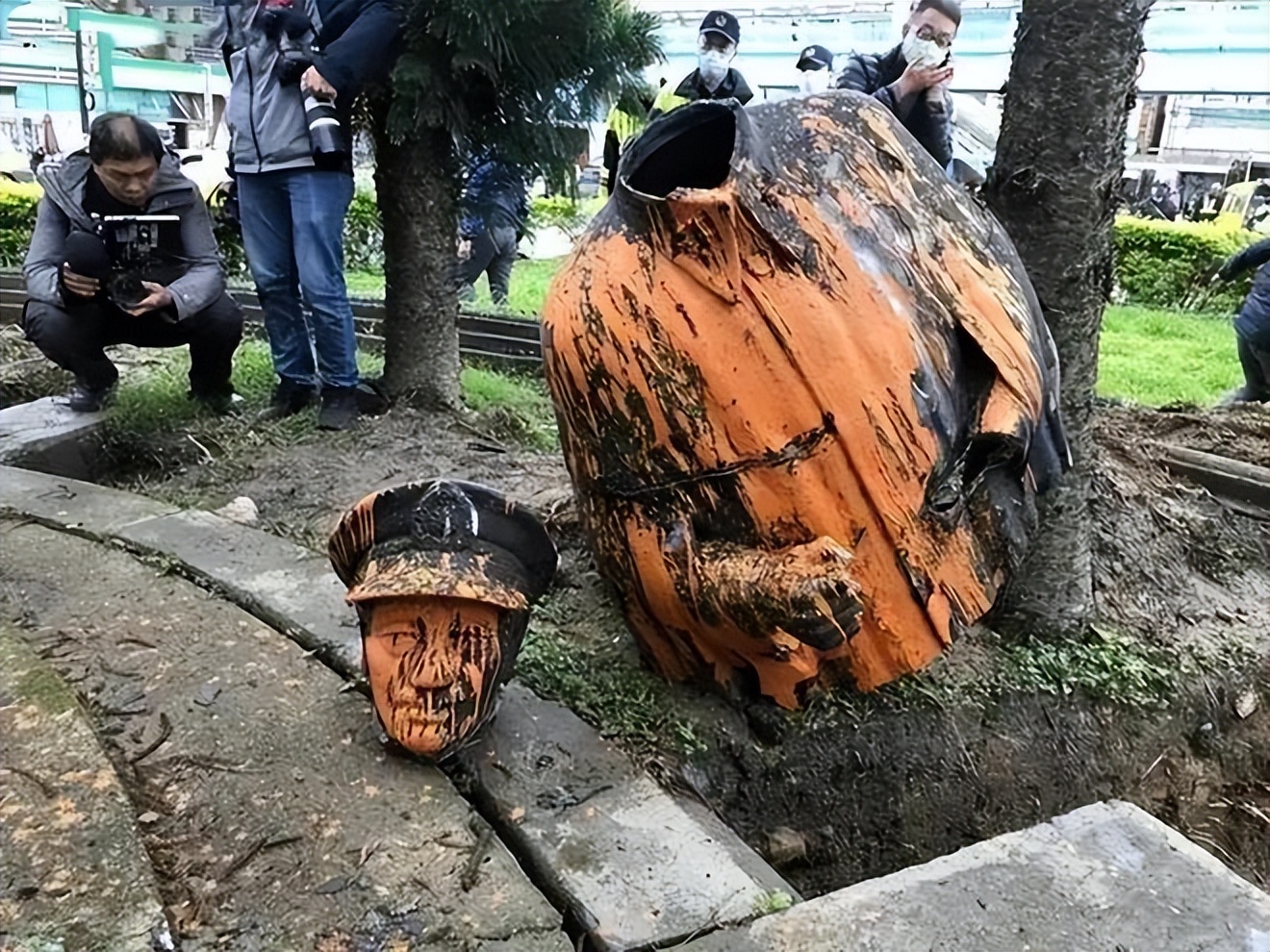 雕像被斩首、枪击、泼油漆！“*独台**分子”为何这么痛恨蒋介石？