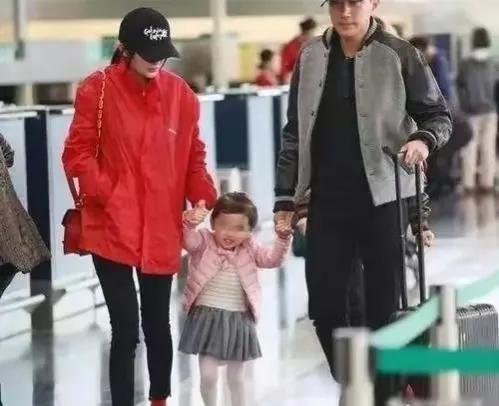 杨幂回港看小糯米机场照,杨幂回香港看望女儿小糯米