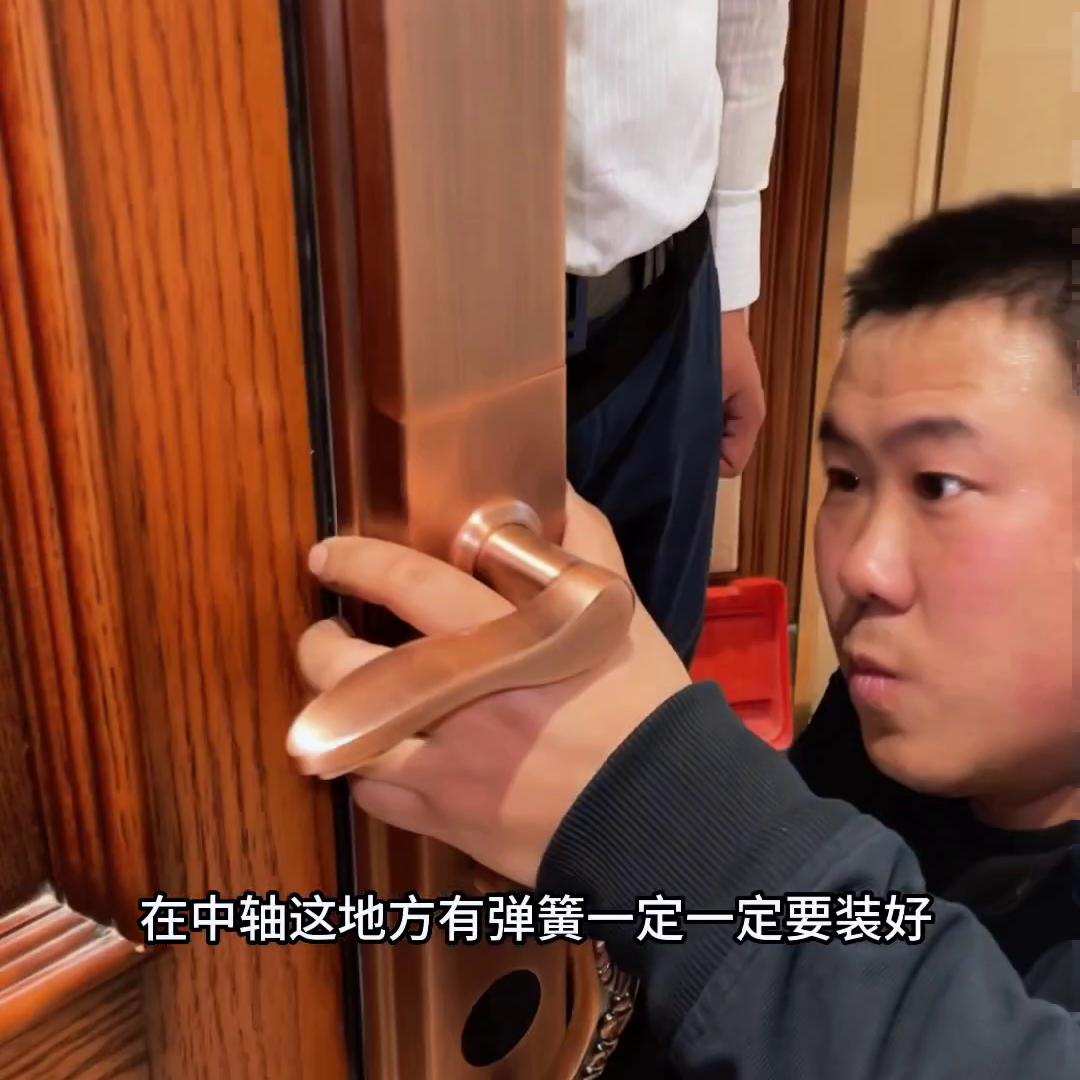 今天去给抖音粉丝维修一把价格昂贵的别墅智能锁，豪力士指...