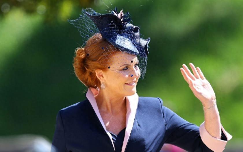 1992年,英国王室曝出丑闻:37岁富商吮吸着33岁王妃的脚趾