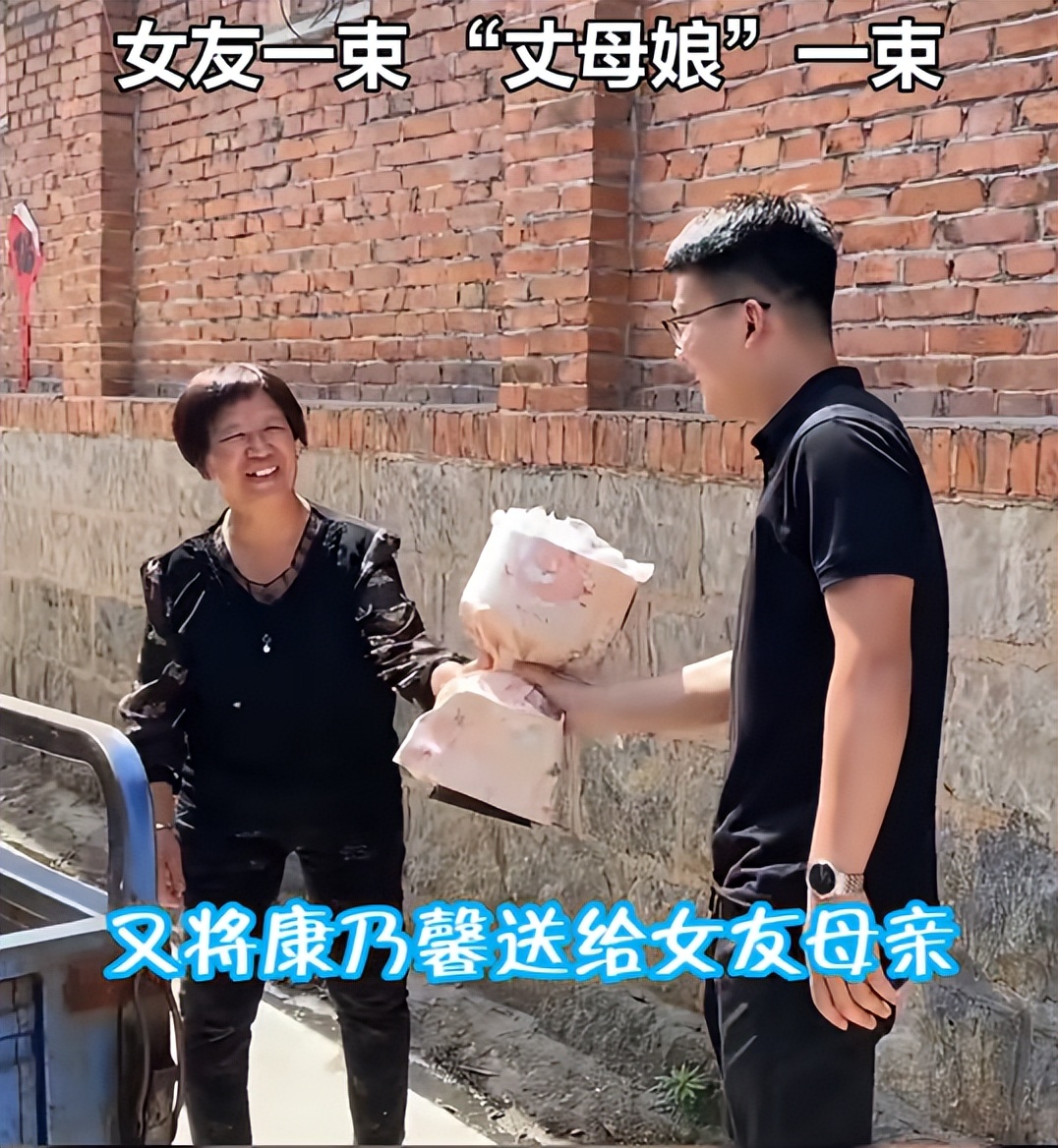 山东小伙订婚两束花献给女友妈妈,苏州男子订婚第一束花送丈母娘