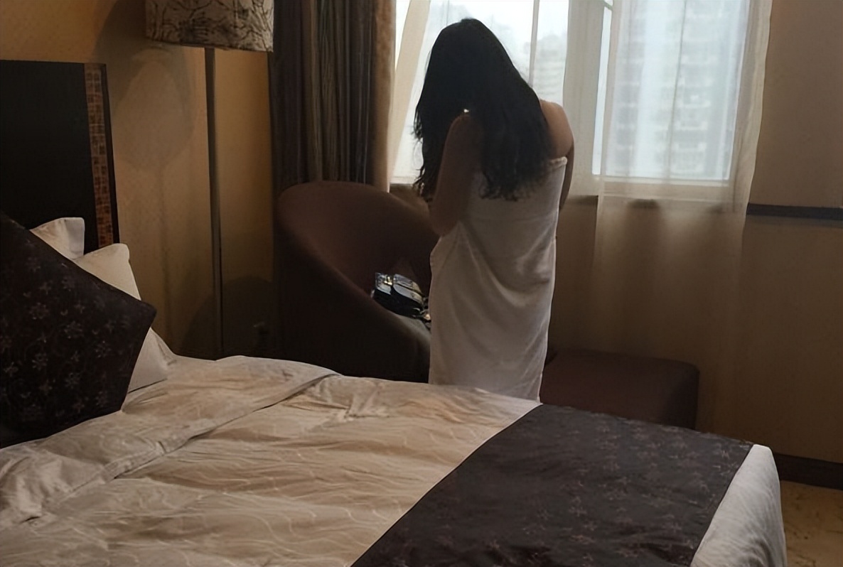 90后小伙和50岁大妈相亲完整视频,90后小伙专骗大龄大妈约会