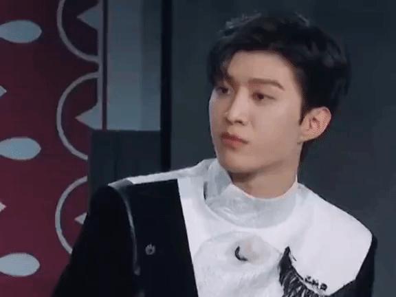 这种显眼包也能当爱豆？我不信，演的吧？