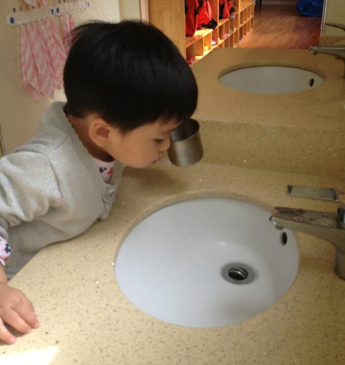 宝宝误吃502胶水的危害,怎样判断宝宝是否吃了502胶水