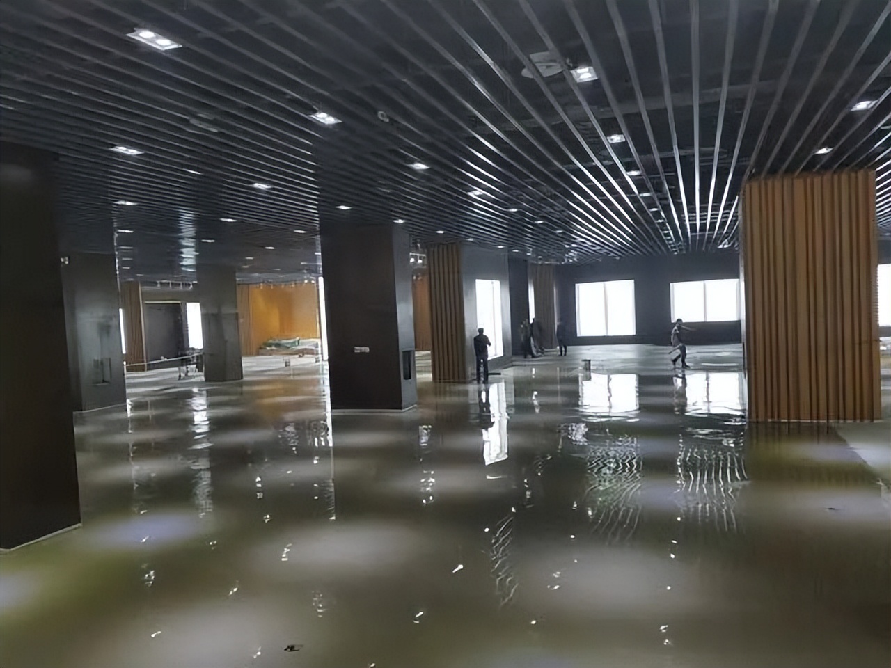 石膏自流平专用界面剂源头厂家,石膏自流平贴地砖需要刷界面剂吗