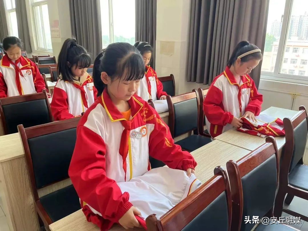 五一劳动节劳动最光荣小学一年级,小学五一劳动节社区劳动实践