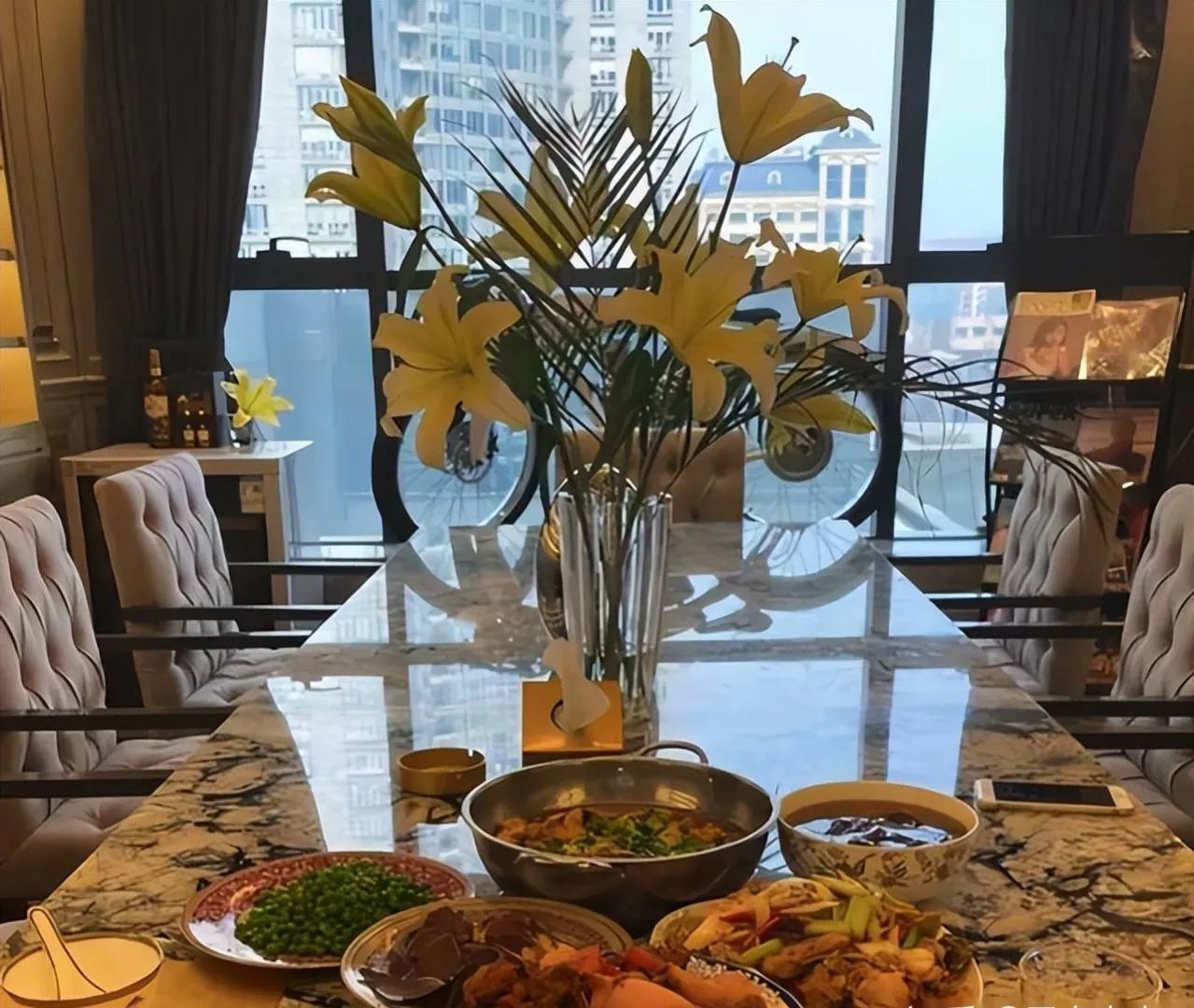 明星菜刀80万,明星都用多少钱的手机壳