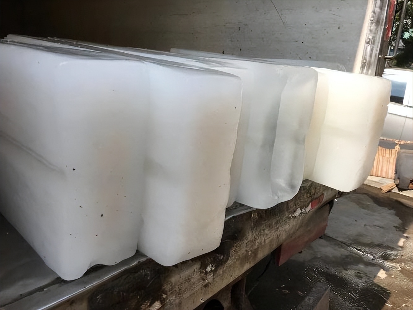 制冰厂一天冰块销量达3000条以上,制冰厂如何生产冰的