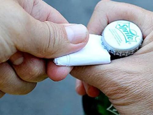 喝啤酒开酒盖,喝了10年啤酒才知道能用手拧开