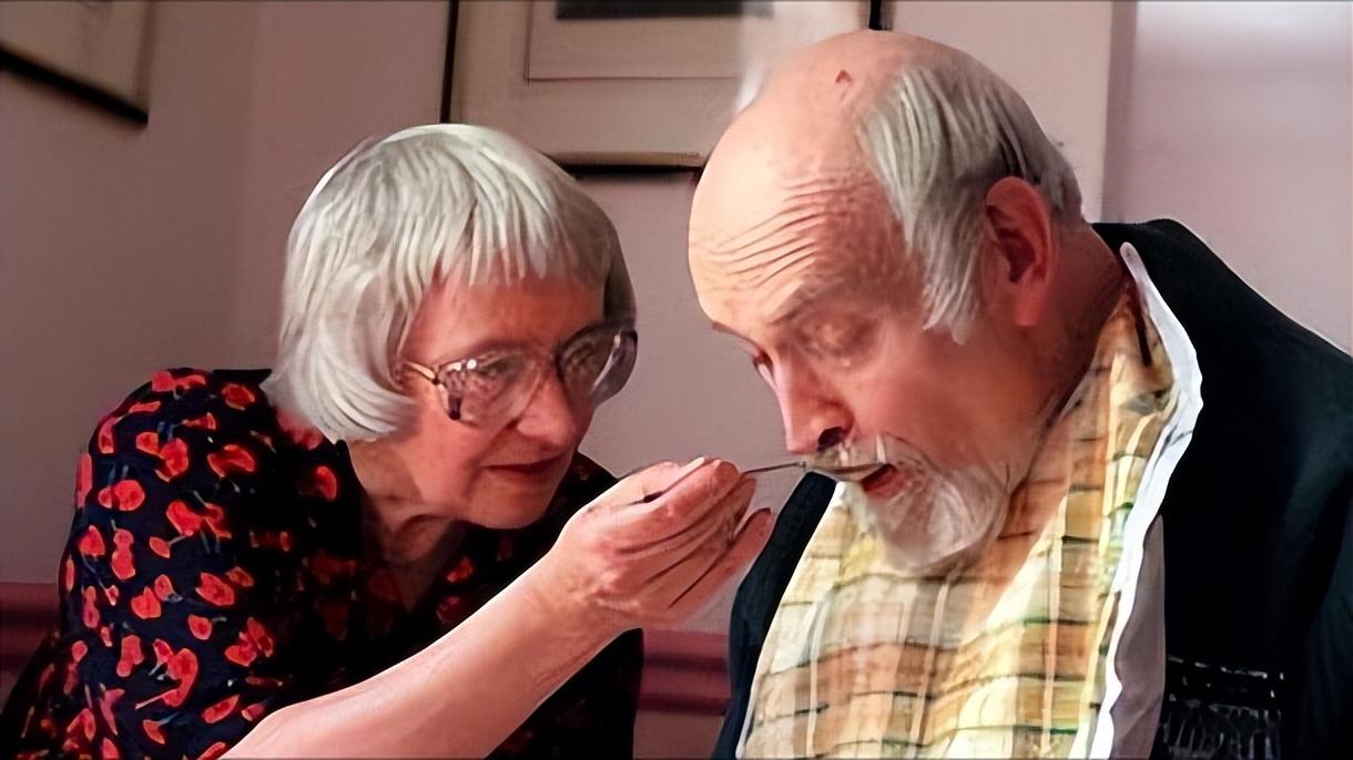 老人骨密度低的危害,老年人骨质疏松是正常人的几倍