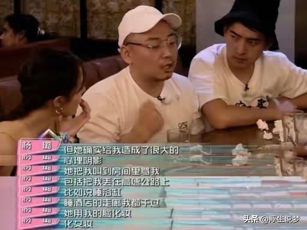 助理伺候明星跪下打伞,助理跪下伺候明星洗脚穿鞋