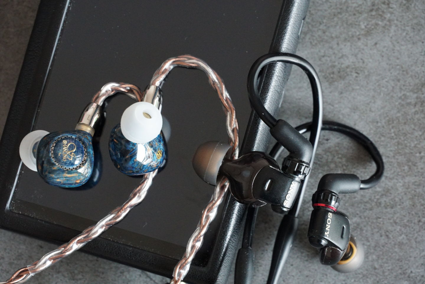 就像是送到宫里的耳机，仅3000元出头，靛蓝色木制入耳式动圈杰作