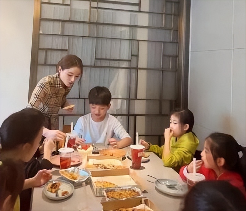 6个孩子每人配一个保姆，这位宝妈好奢侈，嫁亿万富豪住千平豪宅