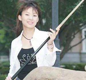 潘晓婷依旧美艳迷人,潘晓婷低调去台球厅