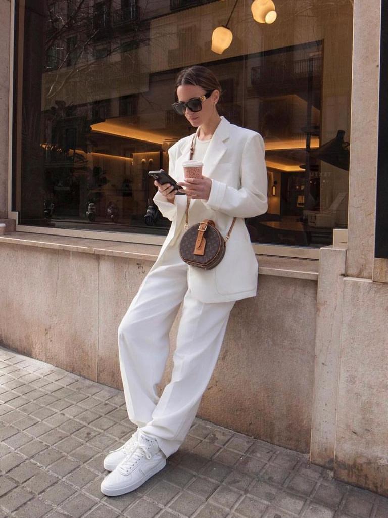 西装黑色好看还是白色好看,白色西装好看还是黑色西装好看