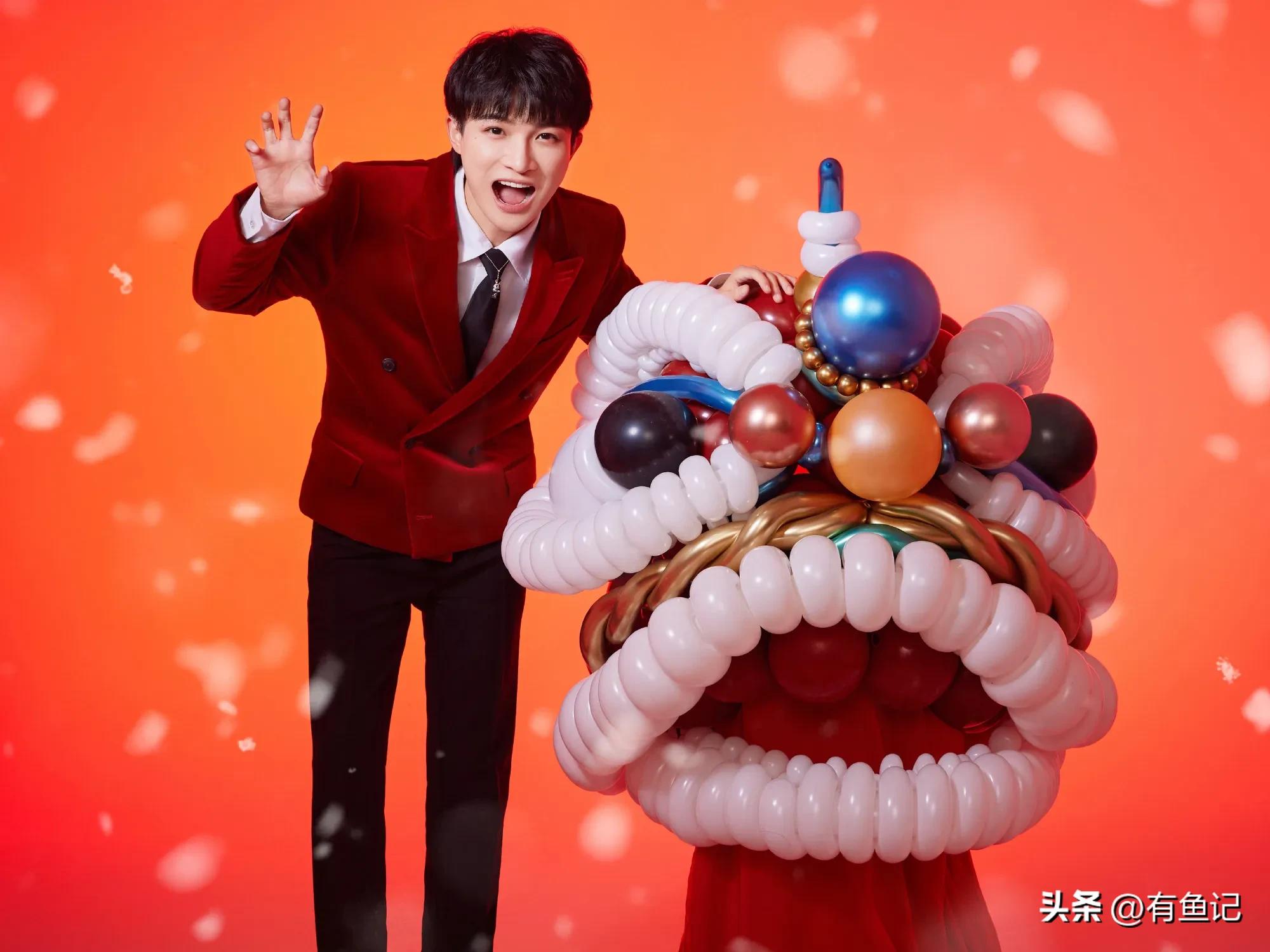 春晚舞台唱个人单曲，周深改词版《花开忘忧》温暖美好