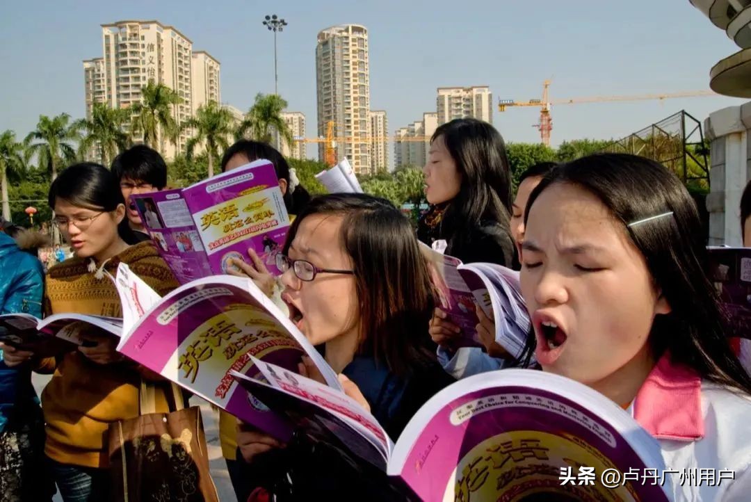 20年拍下150万张“东莞女工”在国外爆火：中国制造，不可思议！